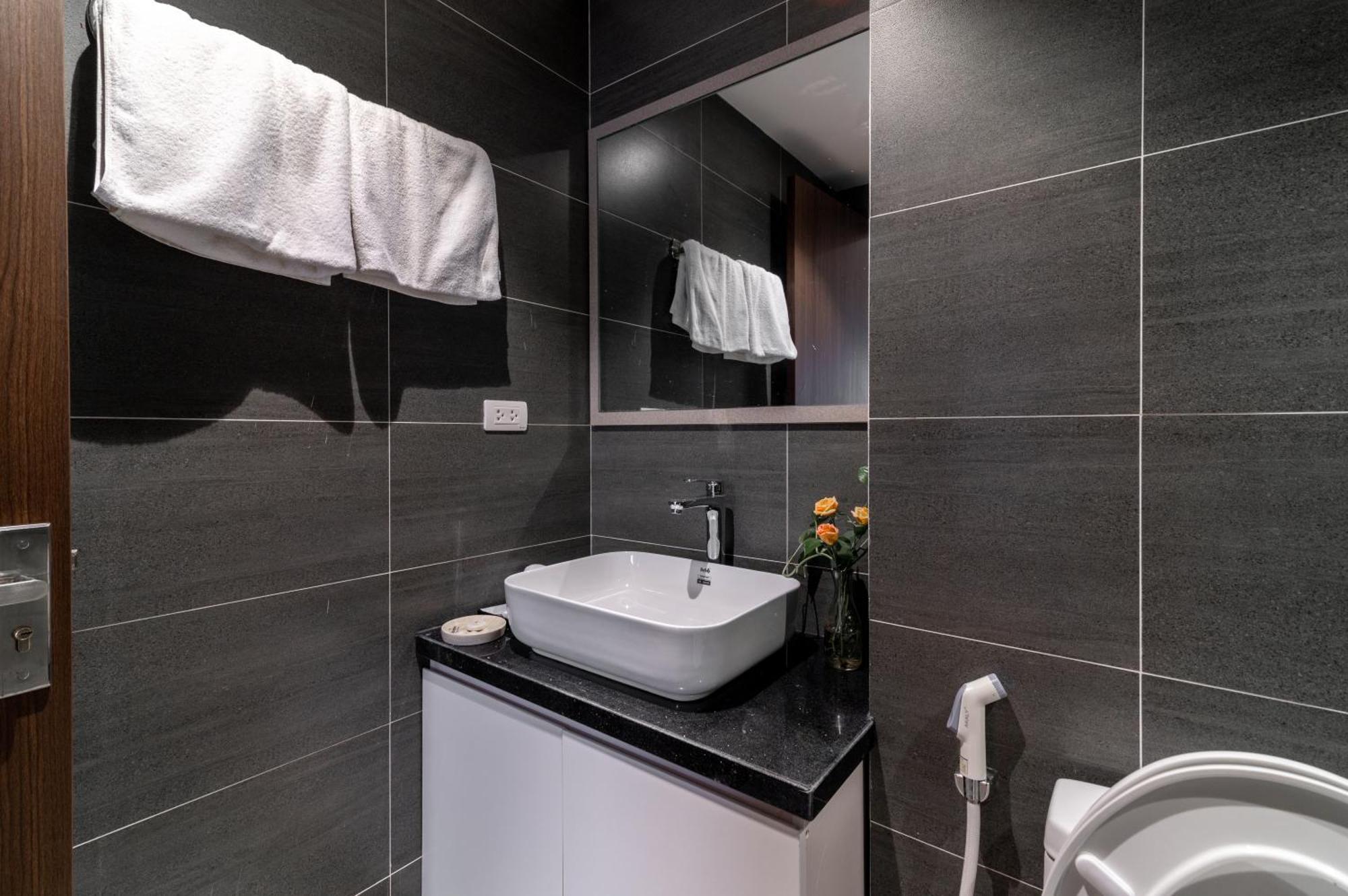Luxe Paradise Suites Hotel To Ngoc Van Hanoï Extérieur photo