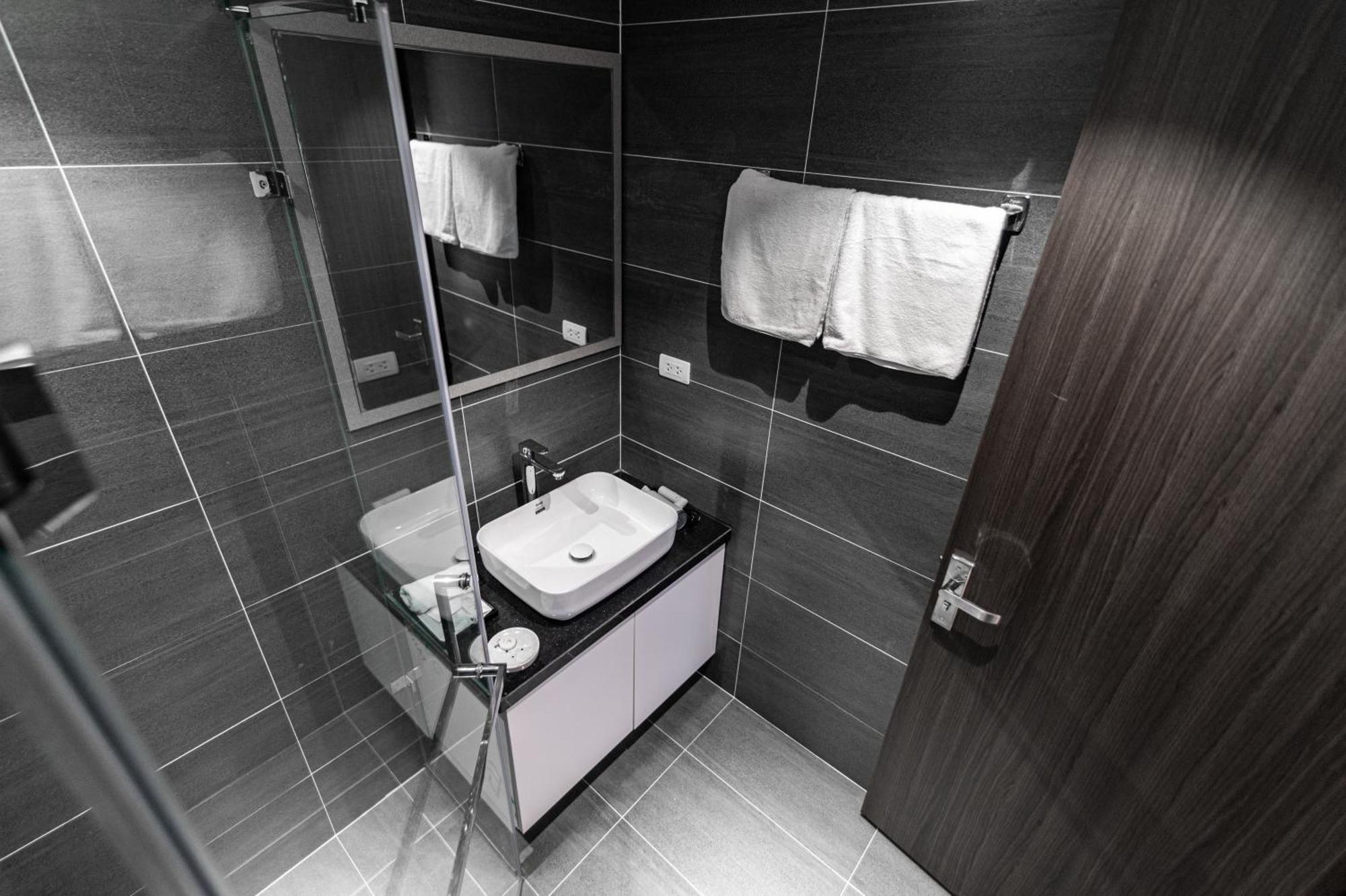 Luxe Paradise Suites Hotel To Ngoc Van Hanoï Extérieur photo